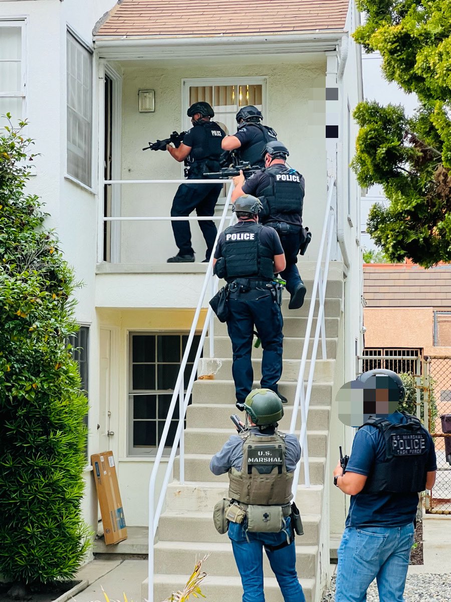 Your #GND and <a href="/USMS_PSWRFTF/">Pacific Southwest Regional Fugitive Task Force</a> at work!  Code 4!  Suspect wanted for <a href="/LAPDRampart/">LAPD Rampart</a>  Multi 4 victim #ADW in custody! Doing their part to keep the community safe. #complynowcomplainlater #LAPD  <a href="/USMarshalsHQ/">U.S. Marshals Service</a> <a href="/lapdmikeoreb/">Michael A. Oreb</a>