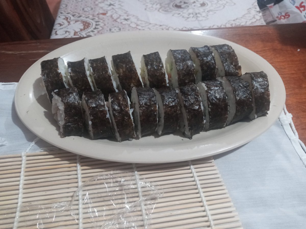 JimmyChanMx's tweet photo. Cuarta vez que hago sushi. Se abre pedido a domicilo lol. https://t.co/XKehf0zIAZ