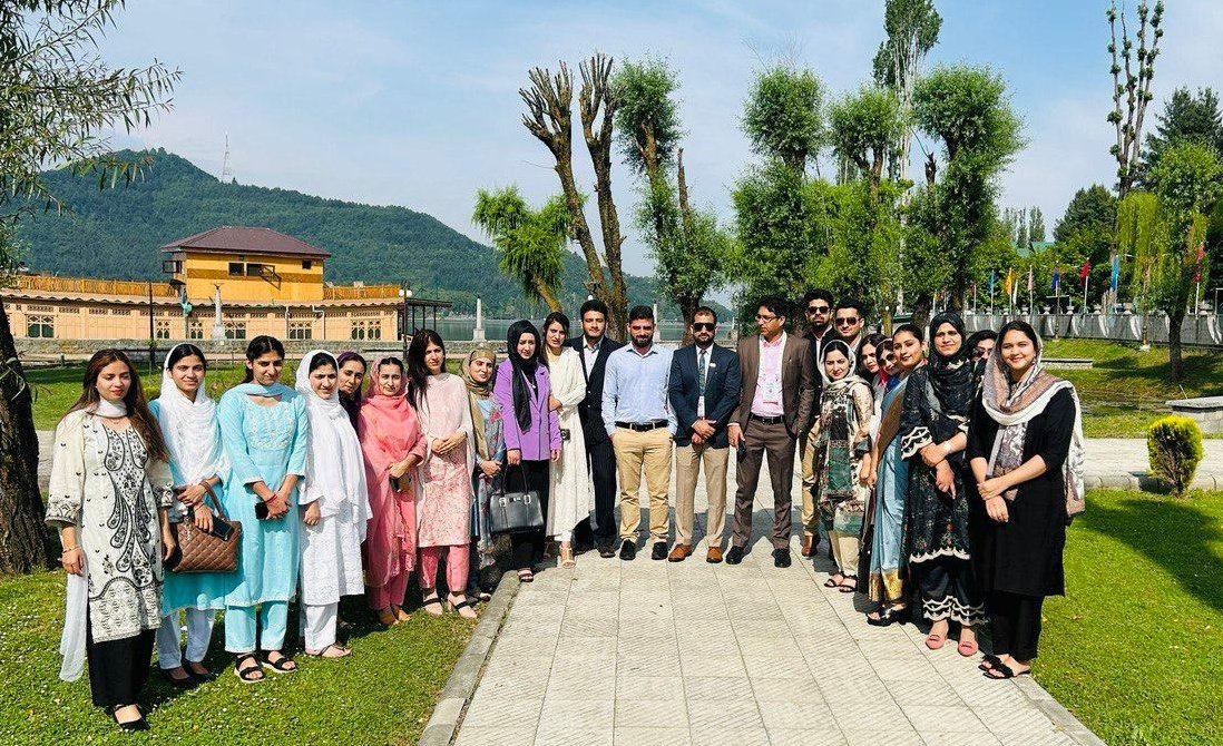 xeeshan_KAS's tweet photo. Pictured with Team Tourism, Hon’ble Minof Tourism @kishanreddybjp sir, briefing and candid pictures with JkAS probationers 2023. 2/4 https://t.co/BKgJdKOG5R