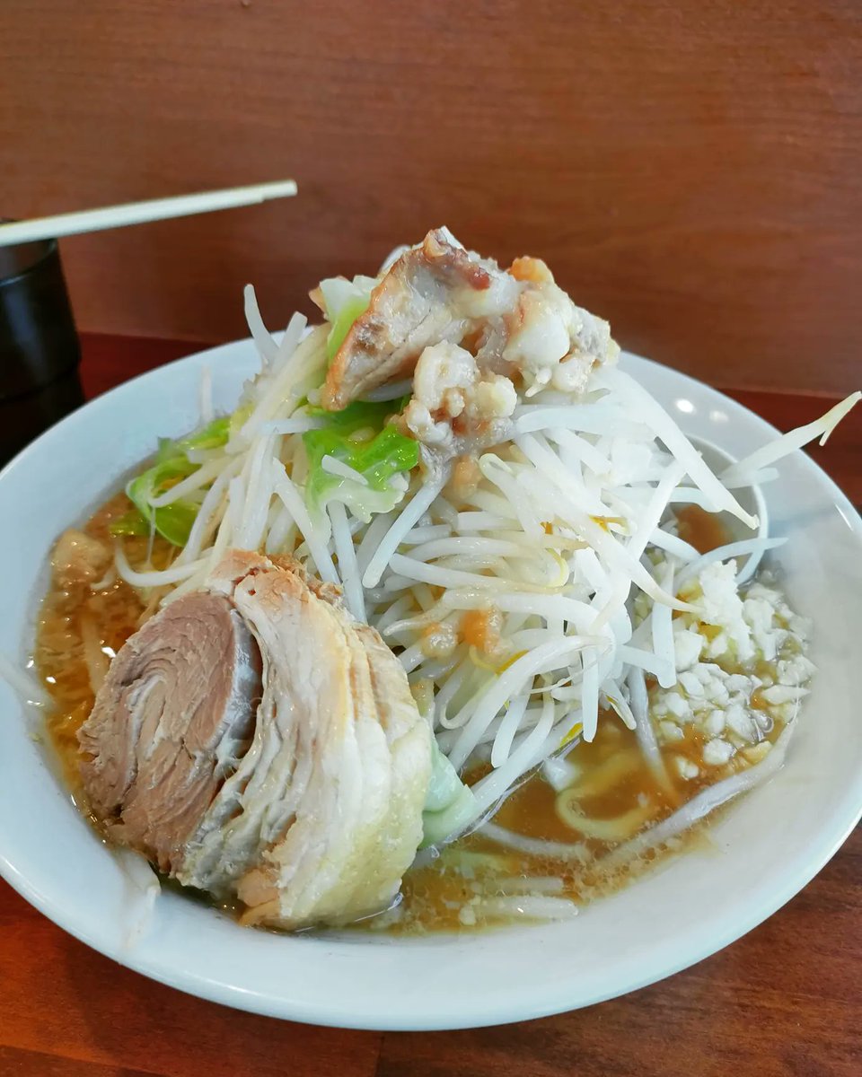 近所に新店。11時開店で満席外待ち6名。人気なのね。美味しいよ😋#自家製麺まる太#二郎系ラーメン#ロックンロール