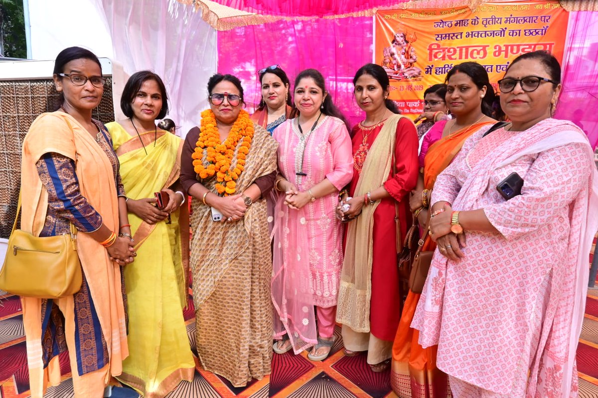 राज्य सूचना आयुक्त आदरणीय श्रीमती शशिबाला चौधरी जी ने बड़े मंगल पर आयोजित भंडारे में पहुंचकर प्रसाद वितरण किया और हमारी लखनऊ सहित विभिन्न जनपदों से आई सम्मानित शिक्षक साथियों के साथ प्रसाद ग्रहण किया।