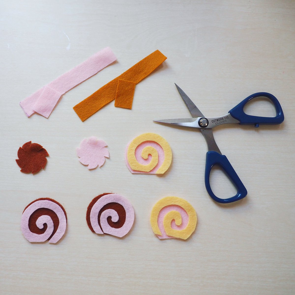 rameria_felt's tweet photo. ここ数日作れていなかったけど、今日は作るよー✂︎
#フェルト #フェルトケーキ #フェルトロールケーキ #ロールケーキ #ハンドメイド #手芸 #フェルト手芸 #おうち時間 #felt #feltcake #ハンドメイド販売 https://t.co/bYJ8YD4epT