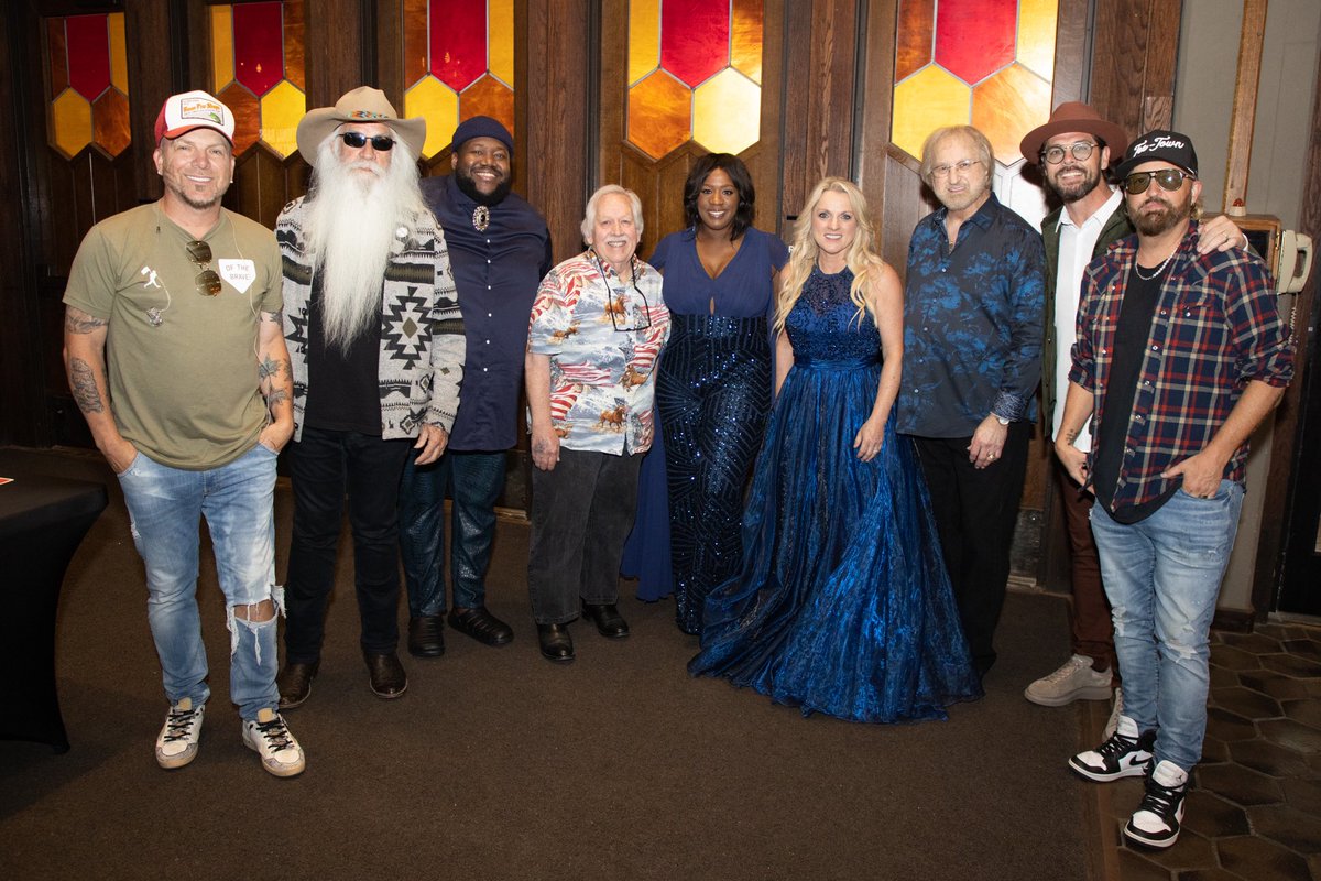 It’s always special to have service members and their families be greeted by the artists on the show as they walk inside!