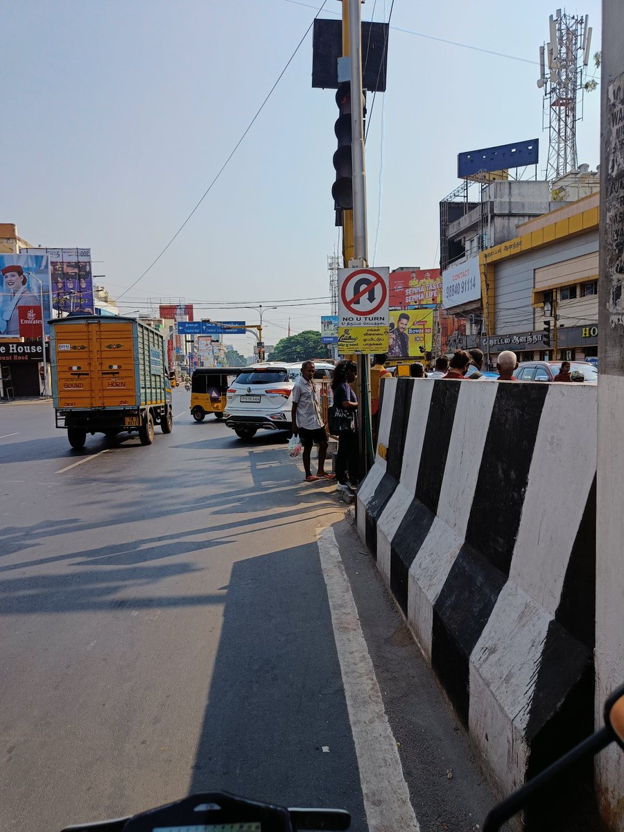@ChennaiTraffic No 'U' Turn Violation and Signal Violation.
Location - Teynampet Signal
Time - 8.50AM
#greaterchennaipolice #Inpublicservice #Stopsign #obeytrafficrules