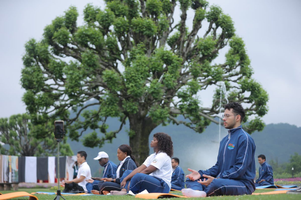 #Inpictures | A rejuvenating morning yoga session held for the delegates of the G20 TWG held at Srinagar.#G20Kashmir #Srinagar #SmartCity