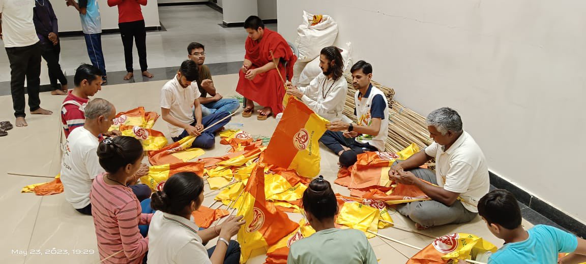 🕉️ कल रात्रि ११-१२ बजे तक सभी कार्यकर्ताओं द्वारा झंडे बांधे गये सभी अखंड प्रचंड पुरुषार्थ कर रहे है सभी की सेवा का नमन है 🚩