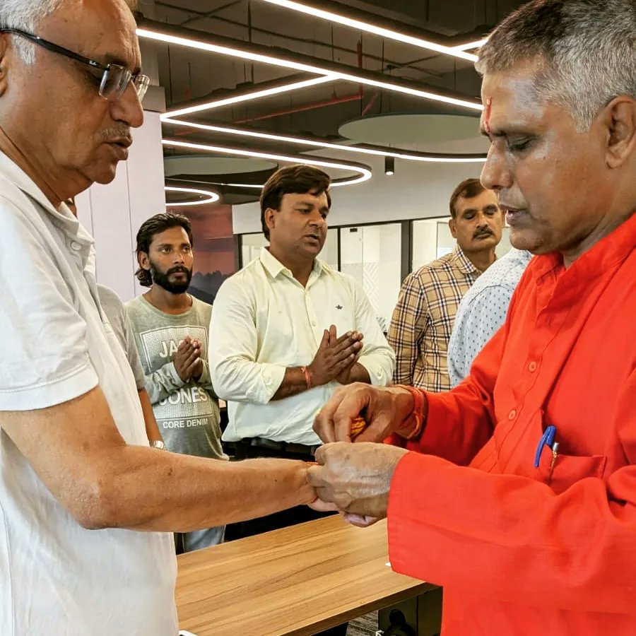 Mandi_Gate's tweet photo. Put your trust in God and leave the rest. Embracing our new office ceremony with everyone. Thank you for believing in us and helping us to get to this position. 

#MandiGate #MandiKart #ceremony #puja #ganapati #accelerator #newbegginings #fruits #vegetables #welcome #team #india https://t.co/yTQKDkU59n