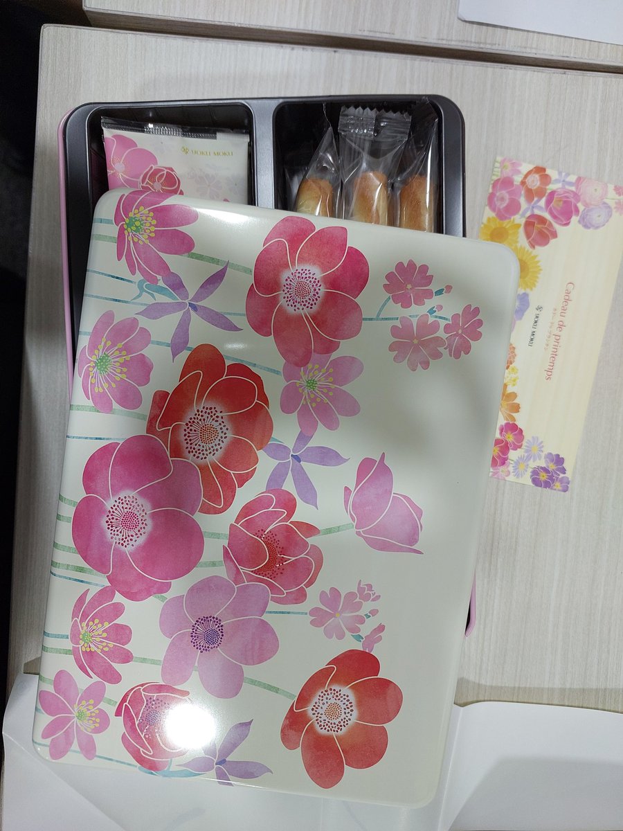 neysardelia's tweet photo. Tiap dapet oleh-oleh dari jepang yang bikin salfok tuu packagingnya😍 https://t.co/bVfpY1WQnP