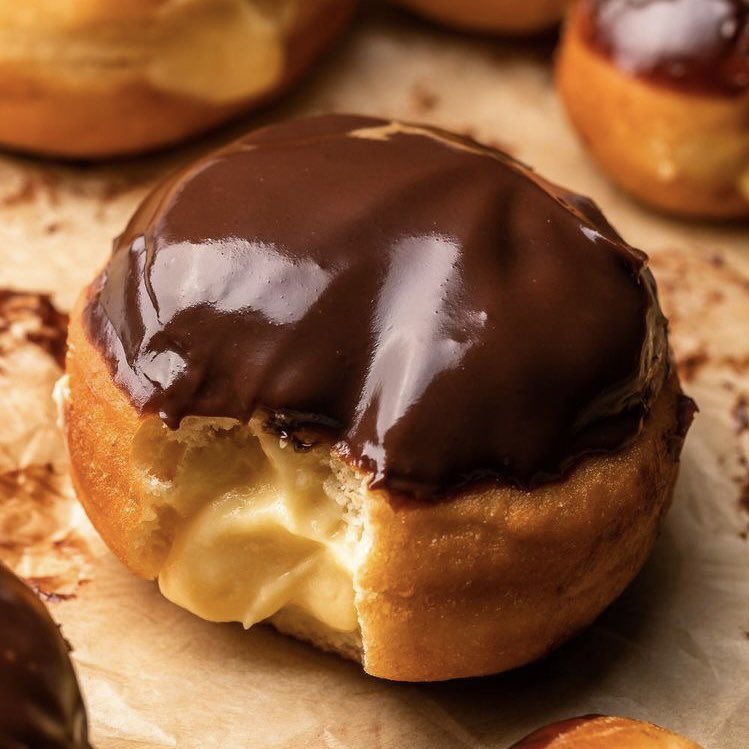 Obi-wan Kenobi as different types of tea-time pastries, a thread 🧵:

Pada-wan (Tanner) as a chocolate cream doughnut