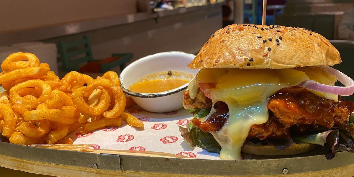 Secreto Papa Guapa: el pan de nuestras hamburguesas es de papa y hecho en casa. 🤩

#PapaGuapa #hamburguesa #potato #cdmx #vintage #restaurantes #polloBBQ