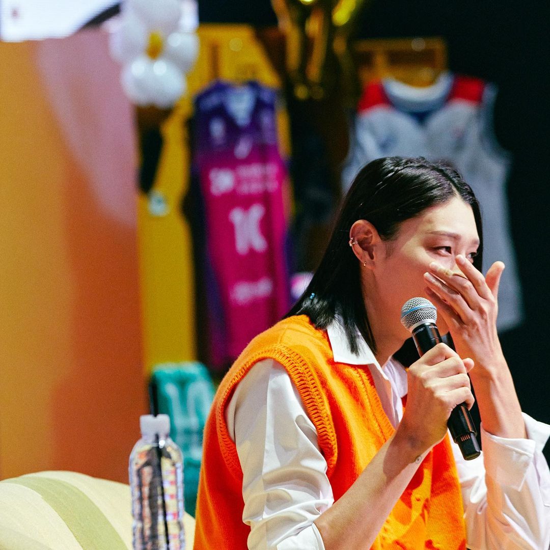 volleyballworld's tweet photo. Kim Yeon Koung is FOREVER LOVED 🥰.

@kimyk10 proved herself to be one of the biggest Korean sports stars as many #volleyball supporters attended her first-ever fan meeting called Bakery YoungKoungDang last May 20.

➡️ Story: https://t.co/mhgHU5KSg3 https://t.co/2gEvlnOp7W