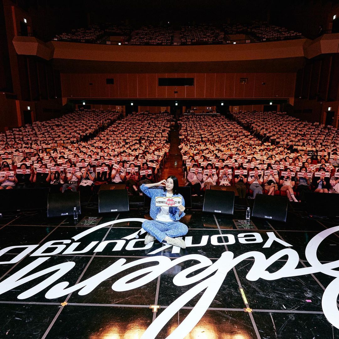 volleyballworld's tweet photo. Kim Yeon Koung is FOREVER LOVED 🥰.

@kimyk10 proved herself to be one of the biggest Korean sports stars as many #volleyball supporters attended her first-ever fan meeting called Bakery YoungKoungDang last May 20.

➡️ Story: https://t.co/mhgHU5KSg3 https://t.co/2gEvlnOp7W