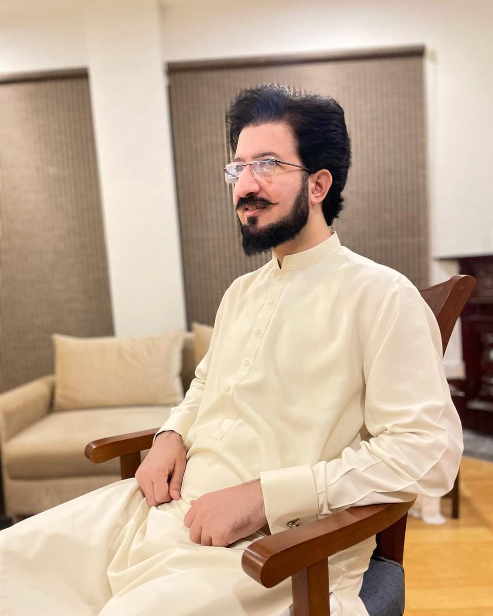 بے فائدہ اَنفاس کو ضائع نہ کر اے ‘درد’
ہر دَم، دَمِ عیسیٰ ہے تجھے پاس نہیں ہے
(خواجہ میر درد)