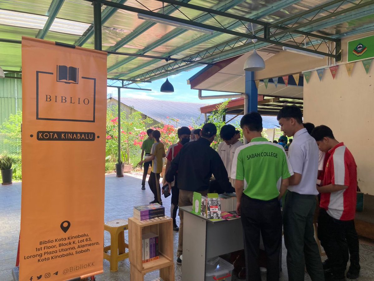 BiblioKK's tweet photo. Sekitar acara buku di Maktab Sabah 📚

Membawa buku turun ke pembaca cilik Sabah menjadi impian kami. 

Gembira melihat pesona buku dalam diri mereka 🧡 https://t.co/MytExWY6Um