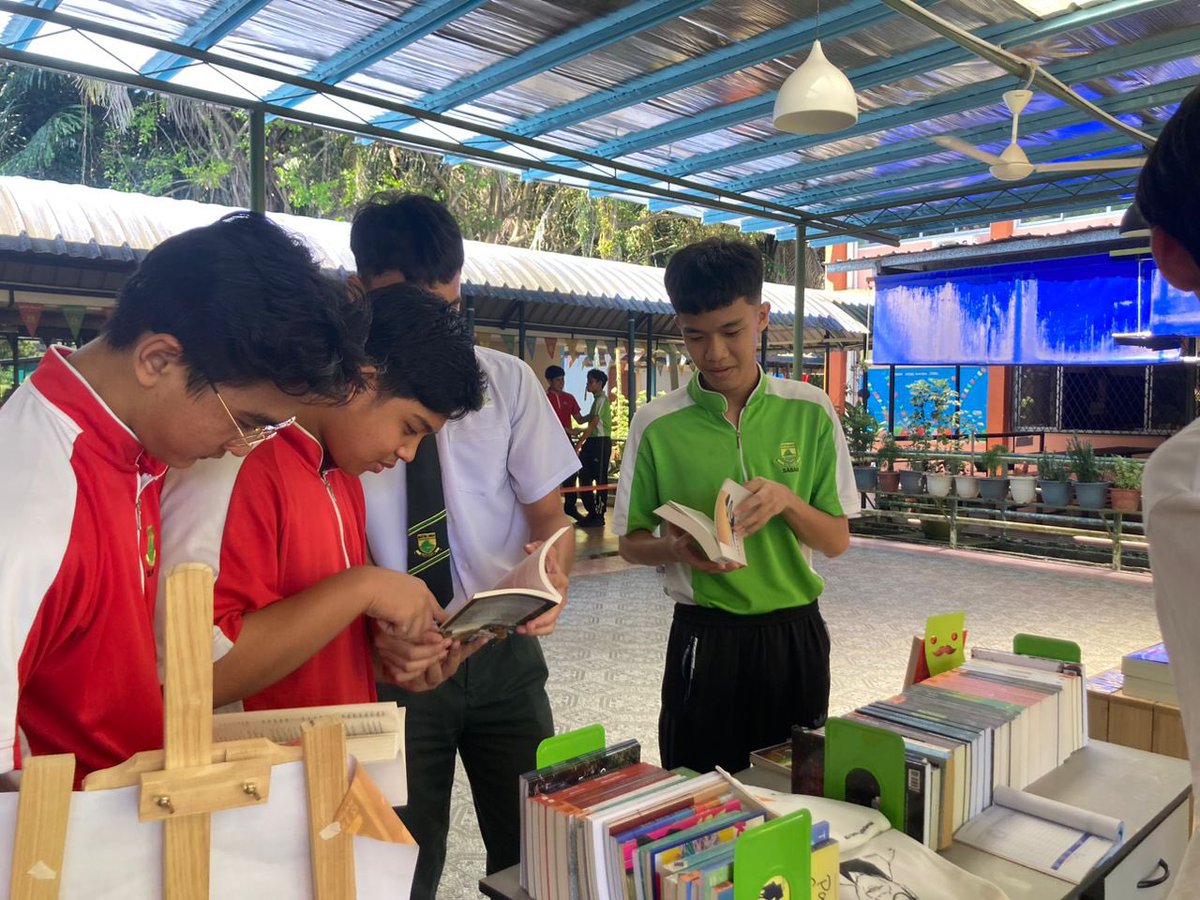 BiblioKK's tweet photo. Sekitar acara buku di Maktab Sabah 📚

Membawa buku turun ke pembaca cilik Sabah menjadi impian kami. 

Gembira melihat pesona buku dalam diri mereka 🧡 https://t.co/MytExWY6Um