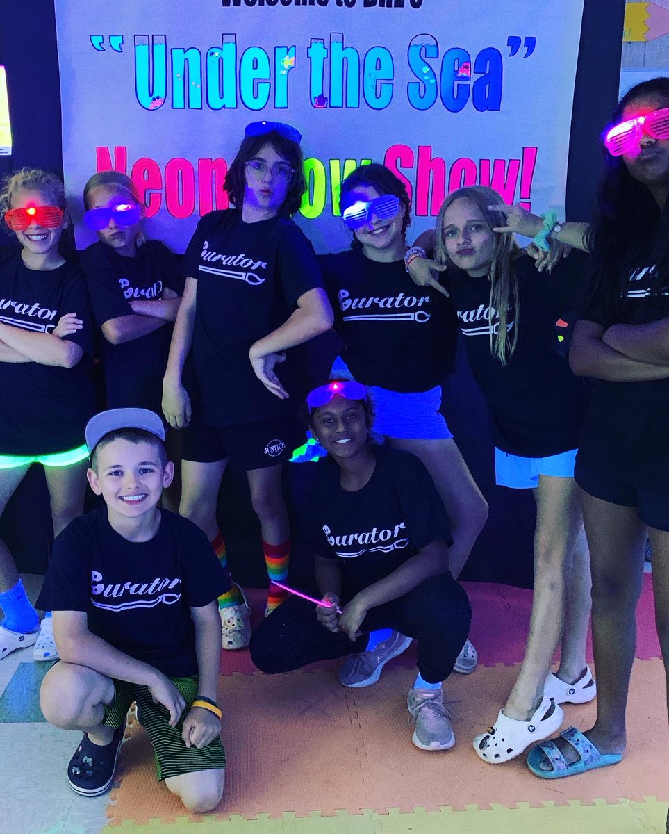MsArtyMcCarty's tweet photo. Neon Glow Art Show!🤩🎨💕🐠

•800+ pieces of glowing neon art 🎨
•551 parents visited (not counting Field Day) 🤯
•27 classes + Staff
•9 Curators 

= 1 Amazing DRE Family.❤️⭐️💙

Proud of all my artists &amp; beyond grateful for the incredible support.🥰 @discovery_ridge @WSDinfo https://t.co/q5DTnROJrr