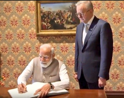 HitanandSharma's tweet image. कोई आगे बढ़कर पाँव छुए 
कोई हस्ताक्षर की रखे आस
ये नए भारत की ताकत है 
अल्बनीज़ बोले मोदी हैं बॉस
#PMModiInSydney
#PMInSydney #PMModiInAustralia