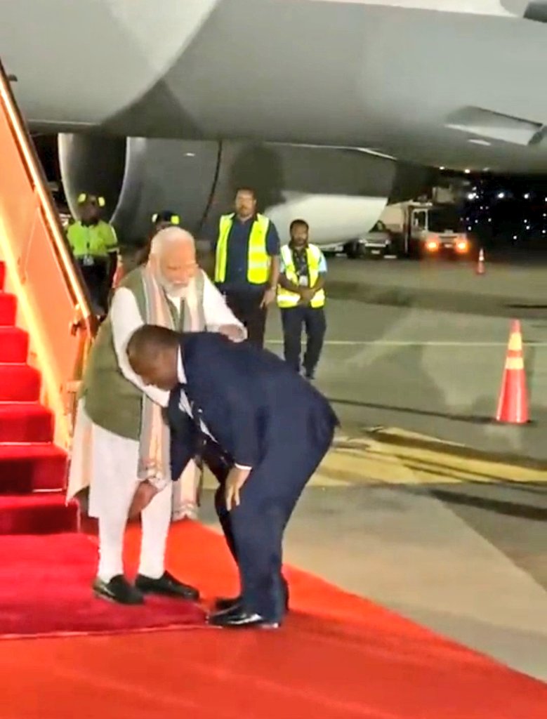 HitanandSharma's tweet image. कोई आगे बढ़कर पाँव छुए 
कोई हस्ताक्षर की रखे आस
ये नए भारत की ताकत है 
अल्बनीज़ बोले मोदी हैं बॉस
#PMModiInSydney
#PMInSydney #PMModiInAustralia