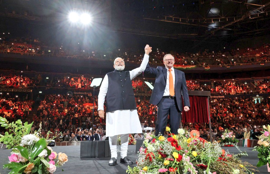 HitanandSharma's tweet image. कोई आगे बढ़कर पाँव छुए 
कोई हस्ताक्षर की रखे आस
ये नए भारत की ताकत है 
अल्बनीज़ बोले मोदी हैं बॉस
#PMModiInSydney
#PMInSydney #PMModiInAustralia