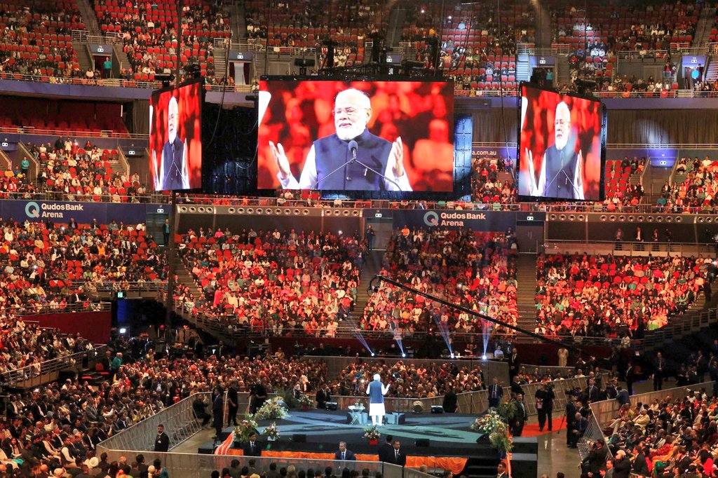 HitanandSharma's tweet image. कोई आगे बढ़कर पाँव छुए 
कोई हस्ताक्षर की रखे आस
ये नए भारत की ताकत है 
अल्बनीज़ बोले मोदी हैं बॉस
#PMModiInSydney
#PMInSydney #PMModiInAustralia