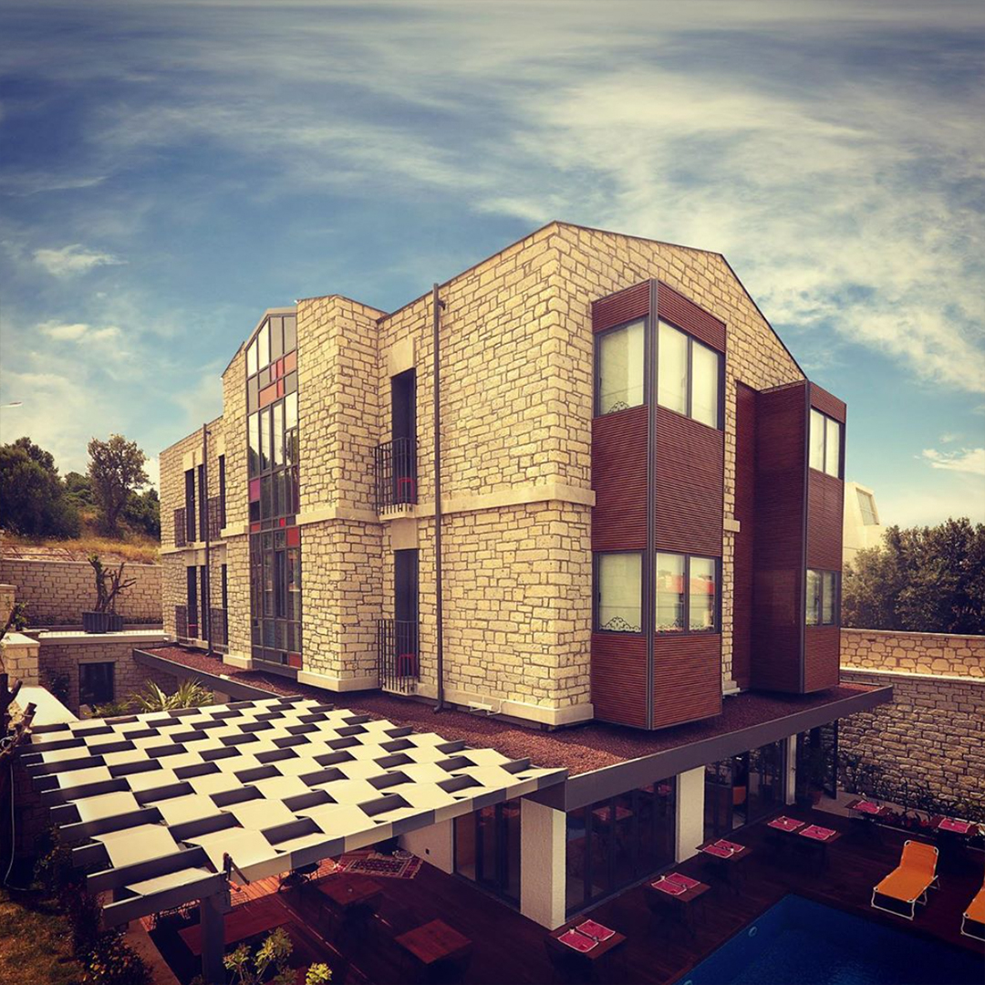 BasAkkDesign's tweet photo. ●One of our Oldies: "YER'LI OTEL"!
↳Location: Cesme/IZMIR
↳Contractor: Encore Insaat
↳📸: ZM YASA
#yerliotelatalacati #hoteldesign #hotelarchitecture #hospitalitydesign #oldiesbutgoldies #basakakkoyunludesign #badatwork #notsobad #architecture #alacati #cesme https://t.co/YCn8XKvUSb