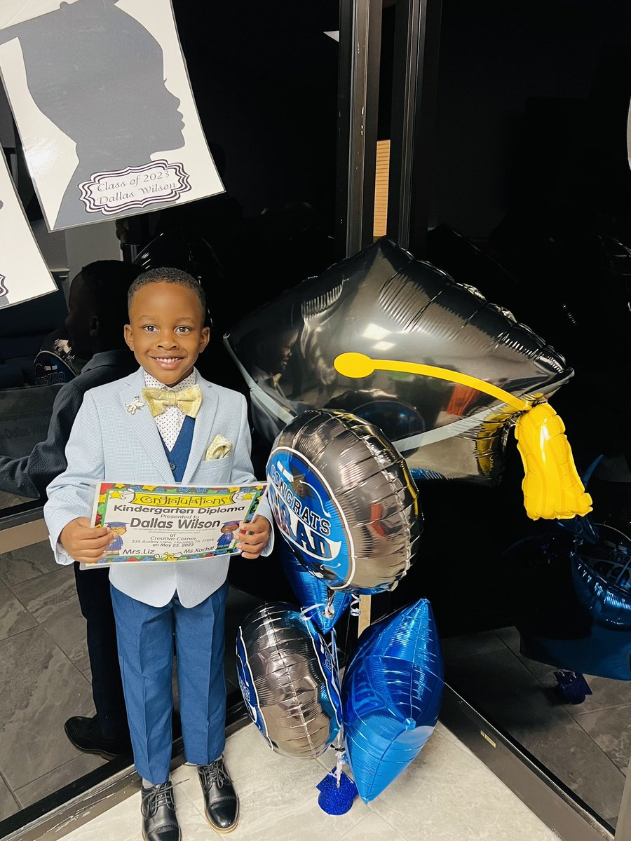 DrTiffanyWilson's tweet photo. Congratulations to the baby of the crew on completing Kindergarten! Canβt believe heβs headed to first grade! π Thank you family for coming out to celebrate with us! Thank you Creative Corner for a solid foundation π€
#DallasJamesGraduatesKindergarten #BabyWilson #Hello1stGrade https://t.co/ZajEXDiCjN