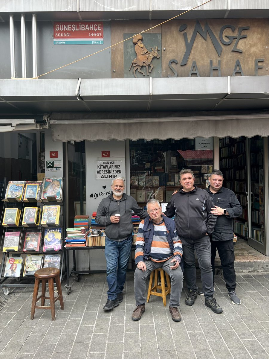 Bir sahafın son günü! Kadıköy’ün en büyük sahafı İmge Sahaf kira zorluğu sebebiyle kapandı! Barlar, meyhaneler Kadıköy Çarşısını neredeyse yutmuş, İmge Sahaf arada, bir ada gibi kalmıştı; nihayet o da daha fazla rekabet edemeyerek kapandı! Sonumuz hayrolsun. 🤲