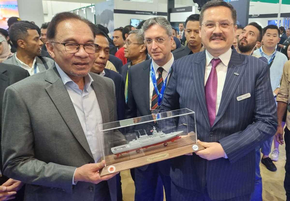 ASFAT's Chief Executive Officer, Mr.  Mr Esad Akgün presenting a model of the MILGEM-class frigate to Malaysia's Prime Minister, Datuk Seri Anwar Ibrahim.
