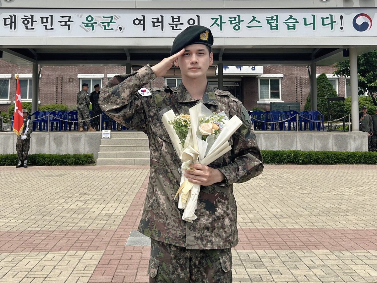 officialtwt_OSW's tweet image. ✨230524 제 6보병사단 청성 신병교육대대 수료식 #옹성우✨

더욱 건강해진 모습으로 훈련 기간 수료!🫡
옹성우와 다시 만나는 그날까지 많은 응원 부탁드립니다🫶🏻

#ONGSEONGWU