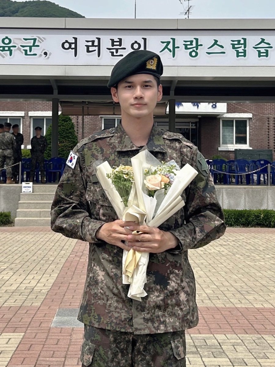 ✨230524 제 6보병사단 청성 신병교육대대 수료식 #옹성우✨

더욱 건강해진 모습으로 훈련 기간 수료!🫡
옹성우와 다시 만나는 그날까지 많은 응원 부탁드립니다🫶🏻

#ONGSEONGWU