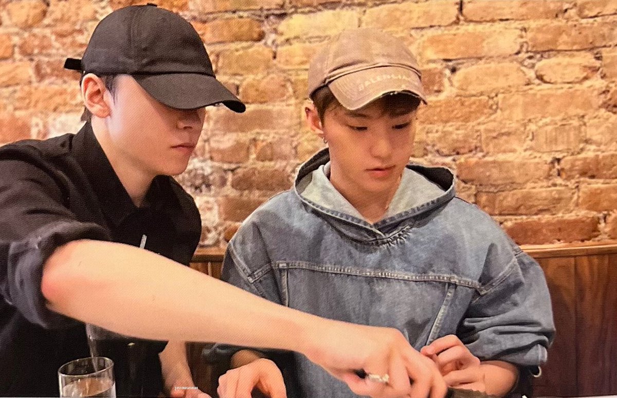 mytiger615's tweet photo. 버논이 다른 멤버들이랑 있을때 3살 정돈데 호시랑 있으면 17살? 정도로 보인다는 트윗 생각남ㅜㅜㅜㅜ https://t.co/pG5Nvz6l3Q