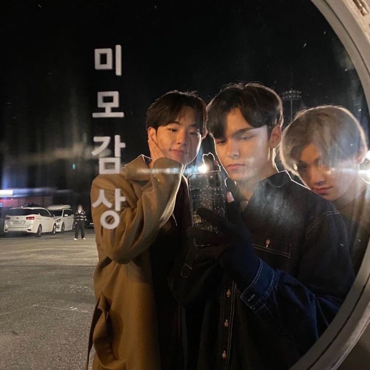 mytiger615's tweet photo. 버논이 다른 멤버들이랑 있을때 3살 정돈데 호시랑 있으면 17살? 정도로 보인다는 트윗 생각남ㅜㅜㅜㅜ https://t.co/pG5Nvz6l3Q