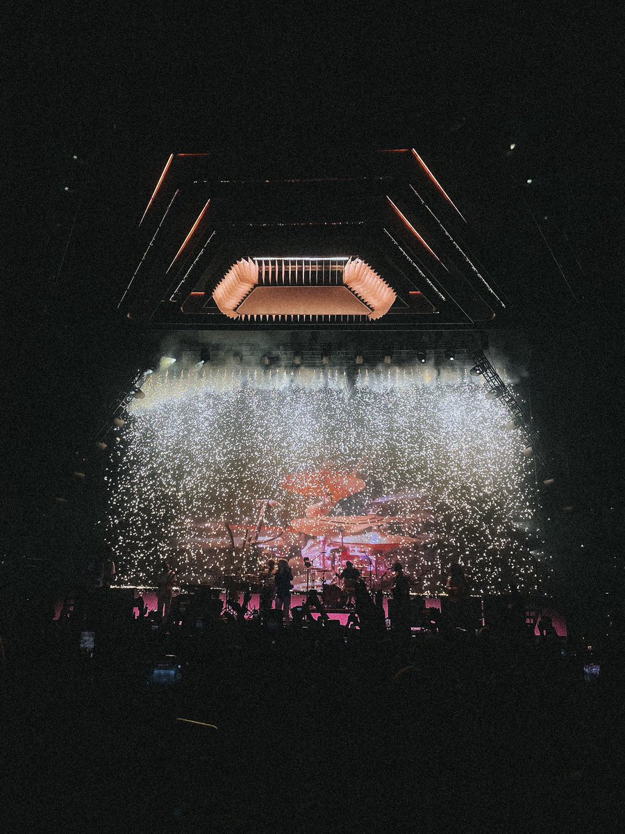 dariousmith's tweet photo. .@paramore just might be the best show that I go to all year. Holy shit. https://t.co/sCbqwekZ5T