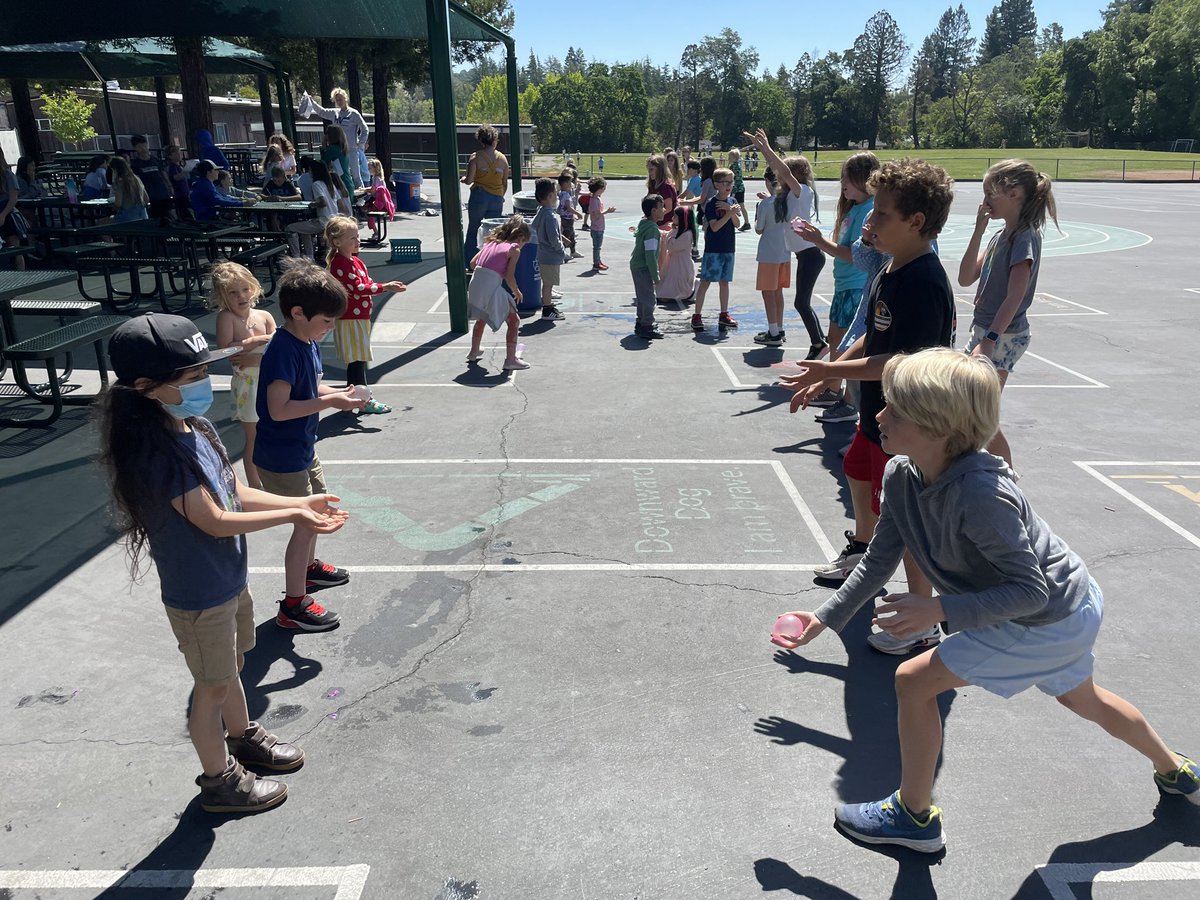 hveroom11's tweet photo. Buddy water balloon toss and popsicle partay!! https://t.co/OvjRjKWfd4