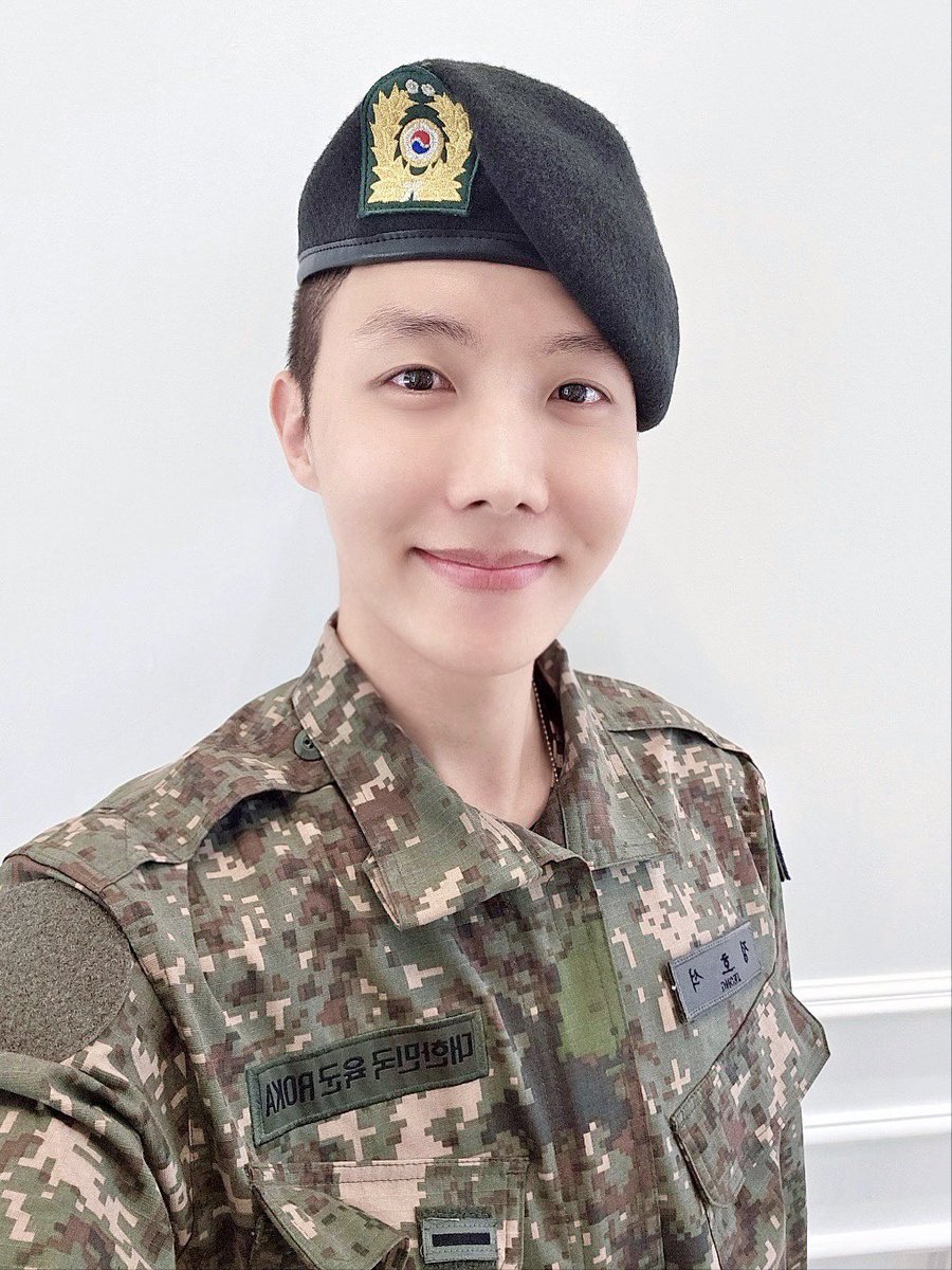 MichelleGoesON7's tweet photo. Hobi came home!!!! The loml looks so handsome in his uniform, and left us the sweetest message! π₯°π₯°π₯°
#HOBI #Jhope #μ μ΄ν #WeLoveYouHobi #ProudBTSARMY https://t.co/9sGBS5DdLR