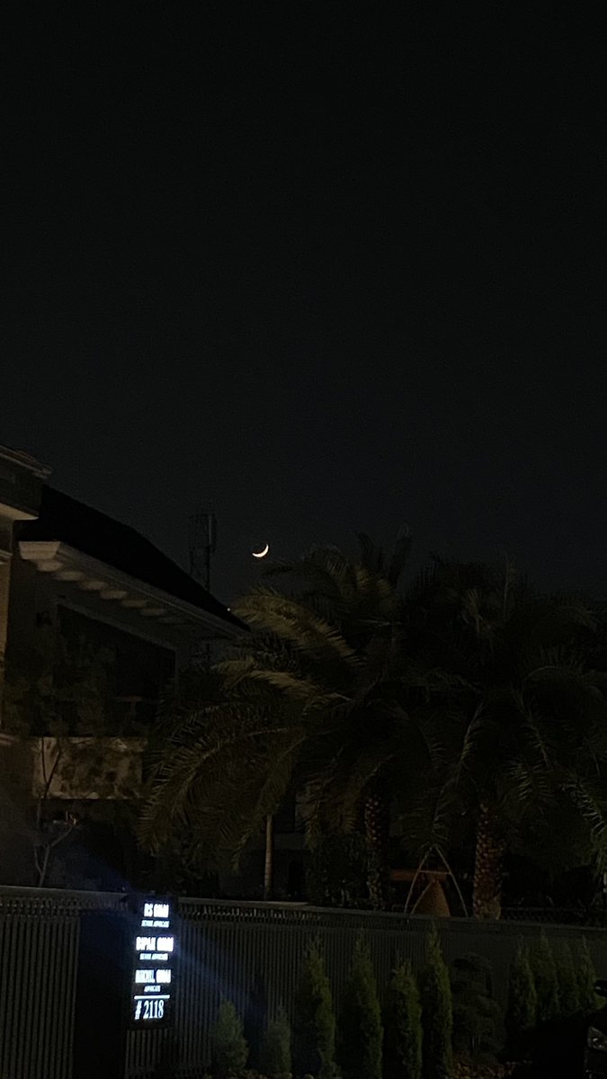 Aasthhhaaaa's tweet photo. I’m such a ‘look at the moon’  type of person❤️❤️ https://t.co/GL29qjf8zQ