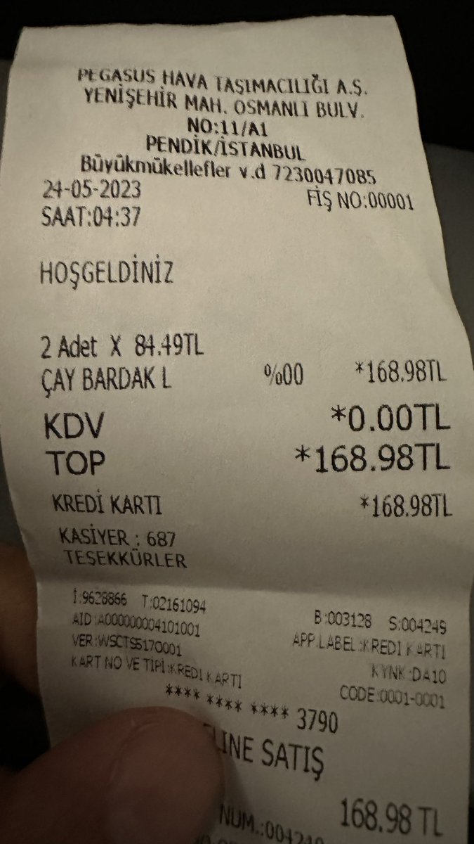 Pegasus Hava Yollarının Medine- Sabiha Gökçen uçuşunda 2 bardak çaya ödenen para 168.98.
Üstelikte kredi kartı ile ödeme yapıldığı için yüzde 20 indirimli fiyatı bu.
2 kilo çay parasına 2 bardak çay!.
Fişe de dikkat edin sıfır KDV yazıyor.
Fiş havada kesildiği için KDV’de yok…