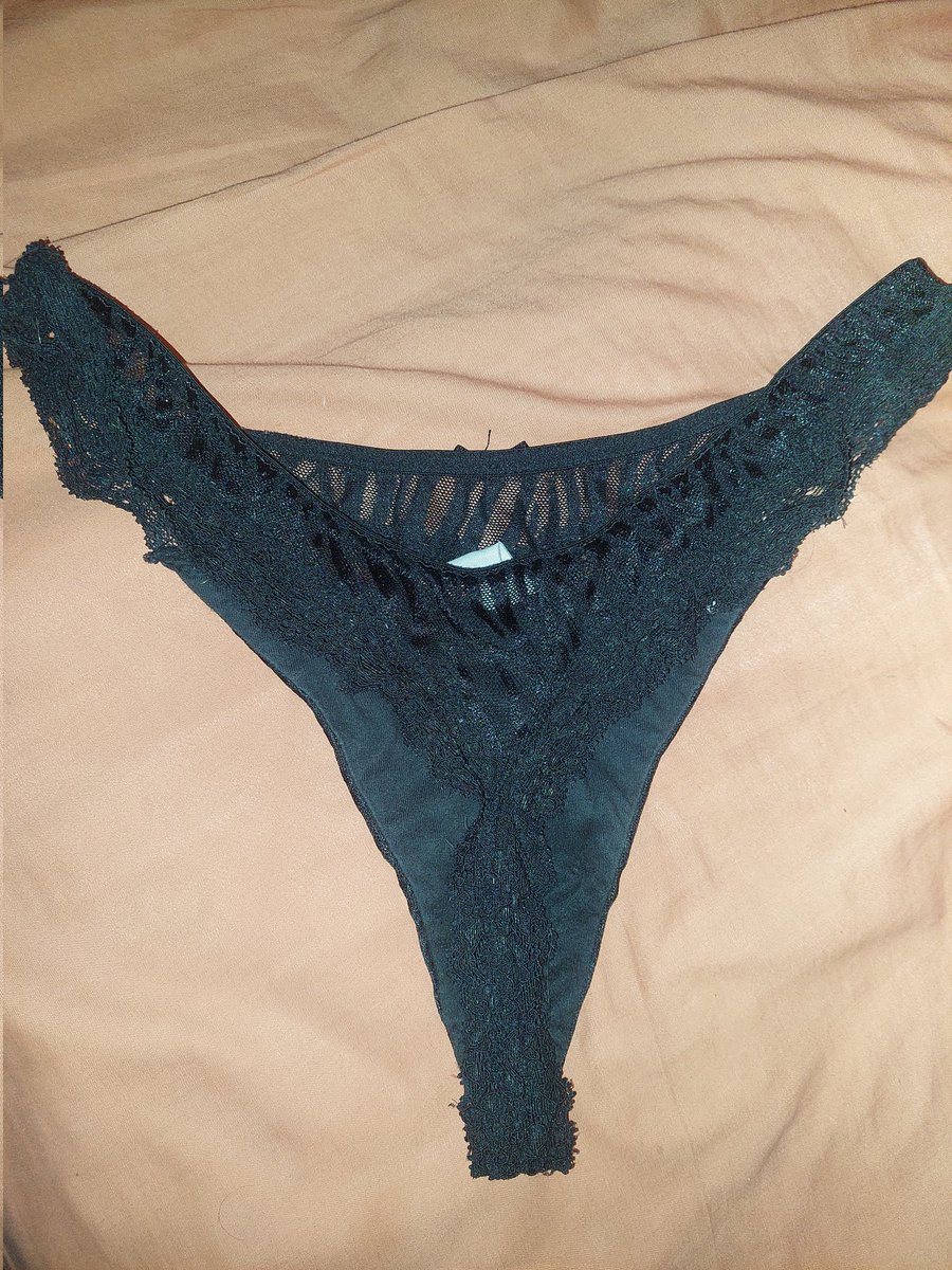 MauryJara6's tweet photo. Convenci a #Belen una 40tona que jamas a vendido un calzon usado💰 ella estaba nerviosa de mi opionion x mi experiencia,y la verdad su aroma intimo me gusto mucho 🤤👙🐚  super rico.
#calzonesusados #feticheschile #footmodel @tangasusadaaz #bdsm #tsvchile #calsetasusadas https://t.co/82gAr7zXHI
