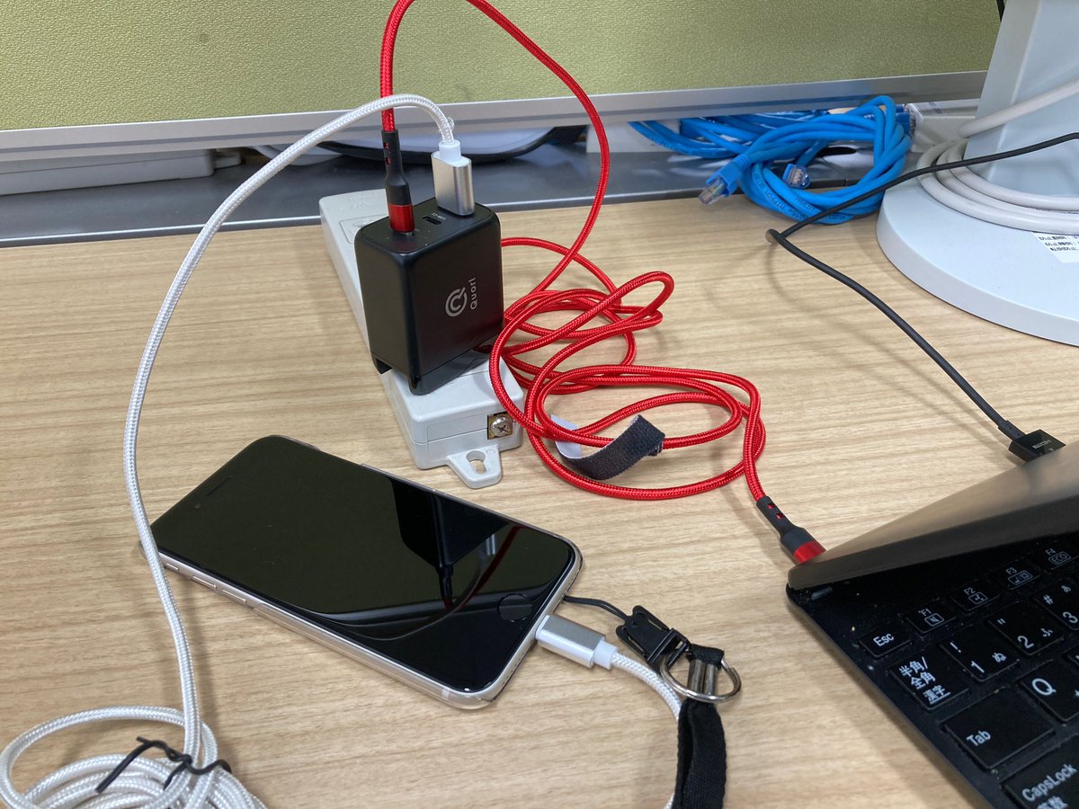 Nabe5952's tweet photo. 先日、通販で購入したUSB-Cの高出力充電器

これ一つでスマホもノートPCも同時に充電できるのはとても便利♪

特にノートPCの電源コードやACアダプタはとてもかさばるので、これを持ち歩かなくて良くないのは超快適！🤩

約4000円と決して安いモノではないですが、お金を出すだけの価値はありますな😁 https://t.co/fKD2iUCGnR