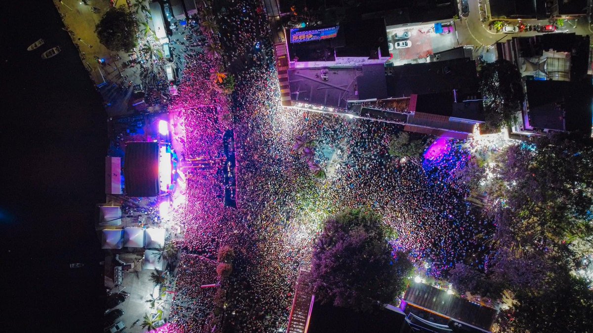 Así lució el Zócalo de Acapulco tras la presentación de Kenia OS esta noche.