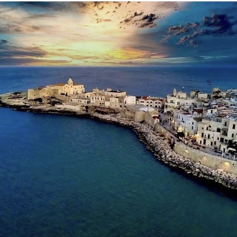 garganolab2_0's tweet photo. 🇮🇹 Il modo di guardare le cose ha molto a che vedere col cuore che si ha 🇬🇧 The way you look at things has a lot to do with the heart you have 📌 #Vieste 📎 #Garganoismore 📷 palindromabeh  #Gargano #Puglia #Italy #pugliagram #puglialovers #italytravel #travel #Buongiorno https://t.co/VqUzAAPHkY