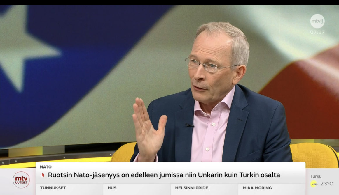 Tuttu aamurutiini: Aikainen herätys, Maikkari, aamukahvit ja töihin. Pitää mielen virkeänä ja pakottaa olemaan ajan tasalla. I like it😊