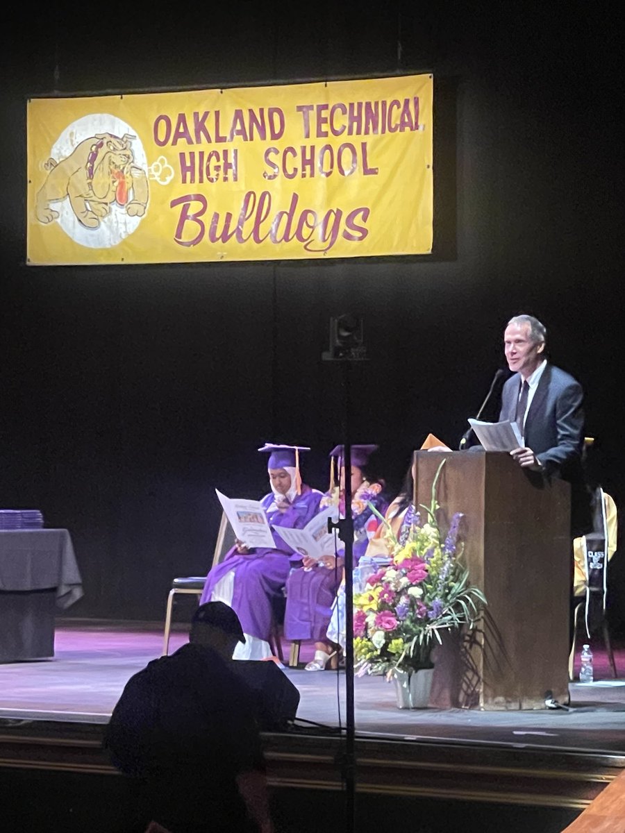 samdavis510's tweet image. BULLDOG GRADUATION!! #speechless #OakTech #Classof2023