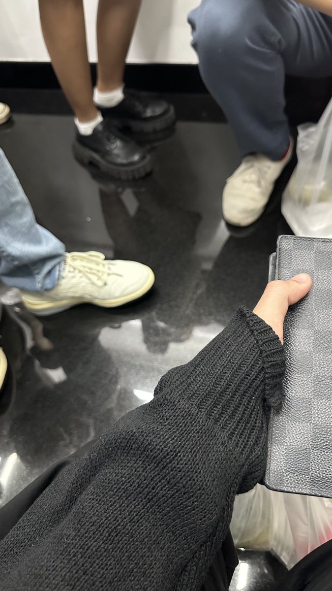 icnnara's tweet image. ติดลิฟต์ สิ่งแรกที่คิดคือ

จะรอดมั้ยเนี่ย ❎
คลิป 10 20 30 40 ✅