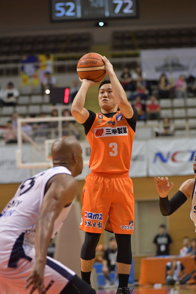 naxbb_rb's tweet photo. Bリーグ初年度の2016-2018までの2シーズン、新潟アルビレックスＢＢに在籍していた #畠山俊樹 選手。
熱いプレーでアオーレを沸かせていたことを思い出します。またスクールコーチとして、子供たちを熱心に指導してくれました。
畠山選手のこれからのご活躍を祈念しています。 https://t.co/ERAwO9NAsI