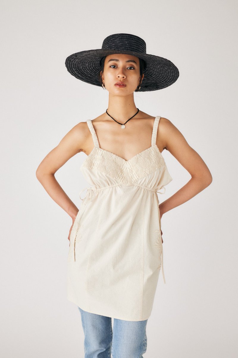 moussyofficial's tweet photo. M_EMBROIDERY CAMISOLE
→https://t.co/5LzE9x1gSM
立体的な刺繍が目をひく、キャミソールのミニドレス。
ヴィンテージの民族衣装などから着想を得て手描きした図案をもとに柄を起こした一着。
#M_MOUSSY
#MOUSSY
#M_
#キャミコーデ https://t.co/sXCENbQfUx