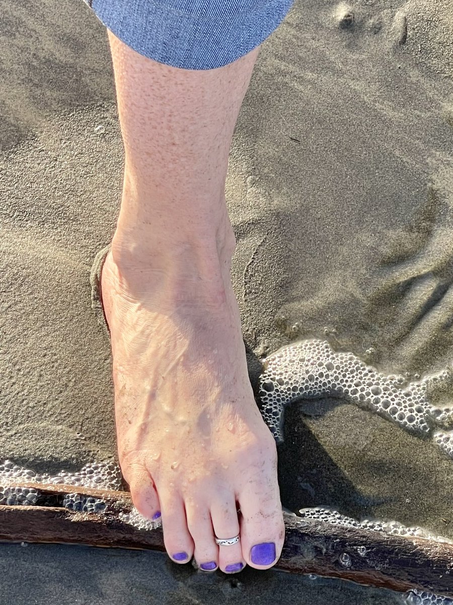 Cold cold sand! 
#feet #toeslovers #longtoes #toerings #toesies #pies #feetpic