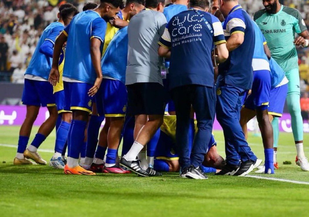 oltsport_'s tweet photo. Cristiano Ronaldo doing Sujud after scoring his goal. 🤲🙏🛐📿

Sujūd, or sajdah, is the act of low bowing or prostration to Allah facing the qiblah. It is usually done in standardized prayers. The position involves kneeling and bowing till one touches the ground with 7 bones: the forehead & nose, two hands, two knees and two sets of toes.