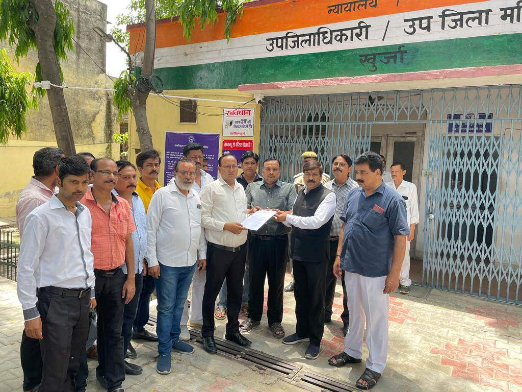 mansig28's tweet photo. FIR has been lodged against 
Dr. Neeraj kumar (MBBS,MD) and Prem Prakash Arora (Admin of Kailash Hospital, Khurja) u/s 304 of IPC by court’s order. They are accused of Ashwani Gaur - 19 y/o Young Law Student,whose life has been taken away on 14 Feb,2023. 
https://t.co/DVH7PKvsyn https://t.co/sPsY8FJeJW