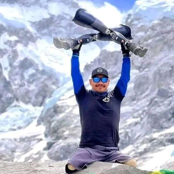 जब जब कसैलाई निरासाले छोप्ला, थकाईले रोक्ला , अब पाइला  चाल्नै सकिन्न जस्तो लाग्ला ; तब तब  दुबै खुट्टा गुमाएका सगरमाथा आरोही  श्री हरिबहादुर बुढा मगरको  यो  तस्वीर प्रेरणाको श्रोत बनेर हाम्रा अगाडी उभिनेछ ।  सकिन्छ । हिडे पछी पुगिन्छ । 
हामीलाई तपाईमाथी गर्व छ-हरिबहादुर बुढा